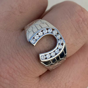 Anillo de Compromiso Minimalista de Plata de Ley Maciza de Alta Calidad con Diseño de Herradura y Topacio, Joyería Fina Unisex - Product Image 1