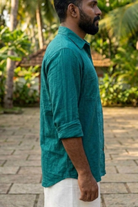 Chemise en coton tissé à la main vert turquoise pour homme avec broderie géométrique traditionnelle Ikat sur la patte de boutonnage, coupe classique - Product Image 2
