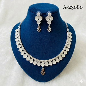 Parure Collier et Boucles d'Oreilles en Alliage de Zinc Plaqué Or à Maillons Floraux – Bijoux Tendance et Légers pour Femme, Idéal Cadeau de Fiançailles ou pour Soirée - Product Image 2