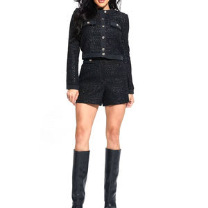 Elegante conjunto de pantalones cortos de tweed para mujer con cierre de botones, cintura alta, estampado liso negro, chaqueta de manga larga de corte regular y pantalones cortos. - Product Image 1