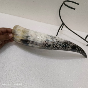 100% Corne à boire de boeuf de haute qualité avec support sculpté à la main et en fer Conception sur mesure et fabriquée avec corne à boire de haute qualité - Product Image 1