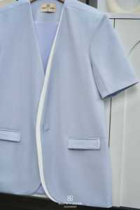 เสื้อเบลเซอร์ทรงเข้ารูปสำหรับผู้หญิง สีฟ้าอ่อน สไตล์ลำลองสำหรับใส่ทำงาน แขนสั้น คอวี ติดกระดุมเม็ดเดียว แต่งขอบตัดกันอย่างมีสไตล์ - Product Image 6