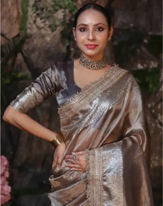 Sari en soie tissée Banarasi pour femme KV avec bordure en dentelle et chemisier non cousu - Product Image 1