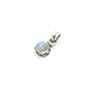 Colgante de Piedra Lunar Arcoíris Moonlit Whisper en Plata de Ley 925, Joyería Unisex de Intuición Suave para Uso Diario - Product Image 6