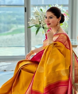 Sari Tradicional KV de Mezcla de Seda Kanjivaram Tejido a Mano (Amarillo) - Product Image 2