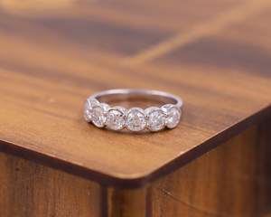 Anillo de media banda con 6 piedras de moissanita de corte redondo para mujer, plata 925 original con engaste de bisel, regalo para joyería nupcial - Product Image 1