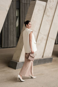 Conjunto de 2 piezas: Chaleco sin mangas y Blazer de mujer para oficina, estilo oversize, cuello en V con muescas, tejido liso y transpirable, de Vietnam - Product Image 2