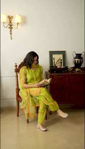 Haut élégant en crêpe de soie naturel entièrement cousu avec broderie et travail de sequins, pantalon Farshi assorti et dupatta en soie tissée - Product Image 2