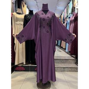 Abaya de luxe perlée la plus vendue avec un design classique et un tissu doux pour femmes, idéale pour les occasions formelles et spéciales, provenant d'un fournisseur indien. - Product Image 4