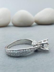 แหวนแต่งงานทรงกลมทันสมัยจาก D'VINS JEWELS ประดับเพชรทรงบริลเลียนต์สี D ขาว  ฝังในตัวเรือนเงินหรือทอง  พร้อมใบรับรอง - Product Image 4