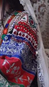 Detalle de bordado a mano afgano con hilo de seda azul y rojo vibrantes, con trabajo de espejo y ribete de encaje. - Product Image 2