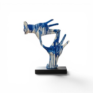Escultura Moderna Abstracta de Mano con Cámara, de Poliresina, Artística, para Decoración de Mesa del Hogar - Product Image 1