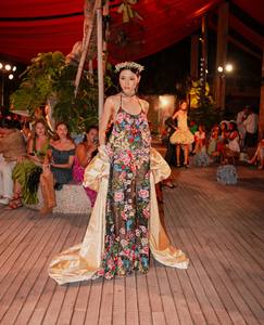 Lujo y encanto combinados. Confeccionado con delicado encaje bordado a mano, con intrincados apliques florales y un audaz cuello pronunciado. - Product Image 2