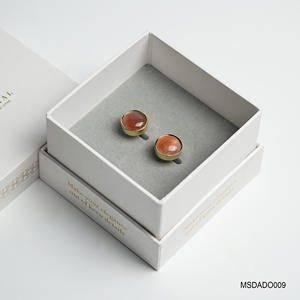 Mancuernillas de ágata roja con baño de oro de 18 quilates (MSDADO009) son un accesorio exclusivo de la colección Tinh Vu. - Product Image 4