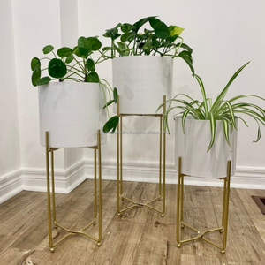 Jarrones de Hierro Grabados Modernos Grandes de Primera Calidad, Decoración del Hogar Blanca, Tamaño y Diseño Personalizables, Hechos a Mano - Product Image 1