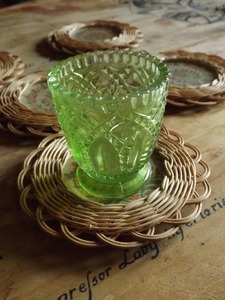 Elegante Posavasos Redondo de Ratán con Diseño Floral, Tapete Decorativo para Centro de Mesa, Cocina y Decoración del Hogar, de la India - Product Image 6