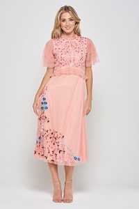 Vestido de Noche Rosa de Gasa con Bordado Floral, Largo Té, Cuello Alto, Cintura Natural, Manga Casquillo de Tul Transparente y Corte en A - Product Image 3