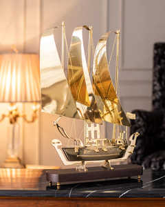 Maquette de bateau Art Déco artisanale en laiton et bois, motif géométrique abstrait, décoration de table faite à la main pour salon - Product Image 2