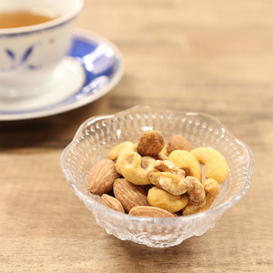 Nueces Mixtas Gourmet Premium Sazonadas con Sal Japonesa Dashi, Auténtico Condimento Kombu Umami Hecho en Japón, 100g x 50 Bolsas - Product Image 1