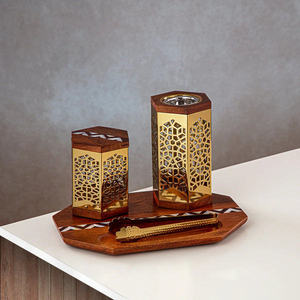 Brûleur d'encens artisanal en laiton avec base en bois de santal et motif géométrique découpé pour une utilisation aromatique - Product Image 1