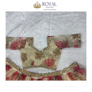 Oferta Especial en Colección de Vestidos de Novia de Diseño Moderno y Lujo, Lehenga Choli de Seda Taby Premium con Trabajo de Espejos a Mano, en Venta - Product Image 2