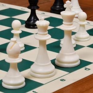 Jeu d'échecs en plastique série Wholesale Club, pièces légères de 3,8 pouces, au meilleur prix - Product Image 1