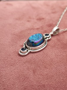 Pendentif en cristal Druzy avec chaîne, collier élégant en pierres précieuses, cadeau de bijoux pour femme, design unique et étincelant, un accessoire de mode affirmé - Product Image 3