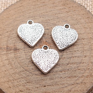 Cœur multicolore en alliage de zinc à pois multicolores pour pendentif breloque pour la fabrication de bijoux DIY (colliers, bracelets, boucles d'oreilles, porte-clés) - Product Image 2