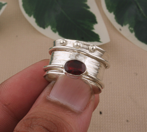 แหวนแต่งงานพลอยโกเมนสีแดงเต็มวง 925 เงินสเตอร์ลิง พลอยโกเมนธรรมชาติ แหวนซ้อนกันได้ งานปาร์ตี้ คลาสสิก เครื่องประดับพลอยประจำเดือนมกราคม - Product Image 2