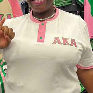 Camiseta Henley Blanca AKA para Mujer, con Letras Griegas Bordadas, Cierre de Botones, Top Casual Premium, Tela de Alta Calidad, Ajuste Cómodo - Product Image 6