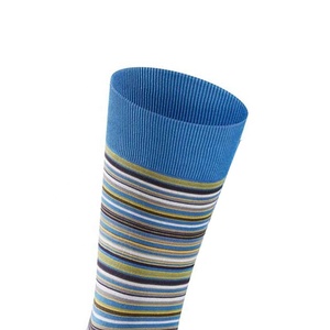 Chaussettes pour hommes de qualité supérieure, rayées bleues, en coton et élasthanne, respirantes, pour un usage quotidien en été, style classique - Product Image 4