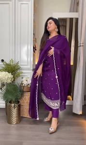 Nouvelle tenue de fête Salwar Kameez, broderie lourde avec travail de fils et de sequins, en pure soie Chinnon lourde, pour occasions spéciales. - Product Image 3