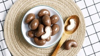Kotak Cokelat Padat Chocolatier Legendaris Baru dengan Lapisan Susu, Bola Cokelat Putih Kelapa Kering & Selai Vietnam untuk Penjualan Eceran