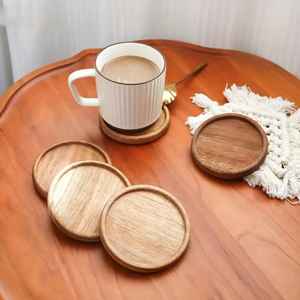 Sous-verres ronds en bois de couleur naturelle au design classique, écologiques et réutilisables, tapis de table de qualité export. - Product Image 1