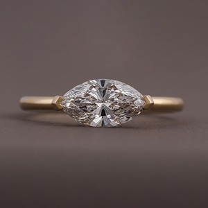 Anillo de compromiso solitario con diamante de laboratorio de 1 quilate, corte marquesa, media montura, diseño elegante, minimalista y moderno de joyería fina. - Product Image 1