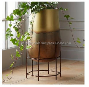 Maceta de metal artesanal que ofrece equilibrio visual para plantas de interior, jardines exteriores y balcones - Product Image 2