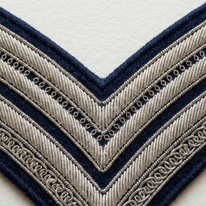 Badge brodé de luxe bleu marine à motif étoilé, forme bouclier, taille personnalisable - Product Image 4