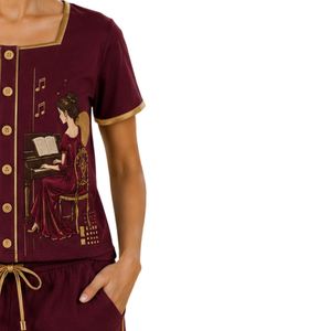 Conjunto de dos piezas de shorts para mujer en burdeos y dorado, top con cuello cuadrado y botones, estampado de Piano Girl, ribete en contraste, informal, de algodón, para verano. - Product Image 4