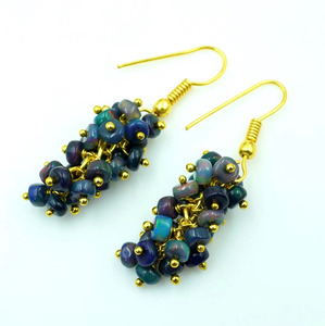 Pendientes de Ópalo Welo Etíope con Cuentas, Oro de 14K con Fuego Arcoíris - Product Image 2