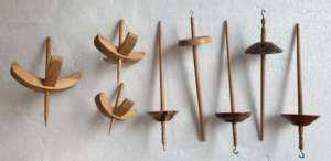 Fils à écosser turc en bois gravé artisanal de qualité supérieure avec motif globe pour le filage de la laine et les arts des fibres - Product Image 3