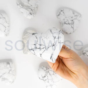 Décoration en forme de cœur en cristal de howlite pour la guérison - Product Image 2