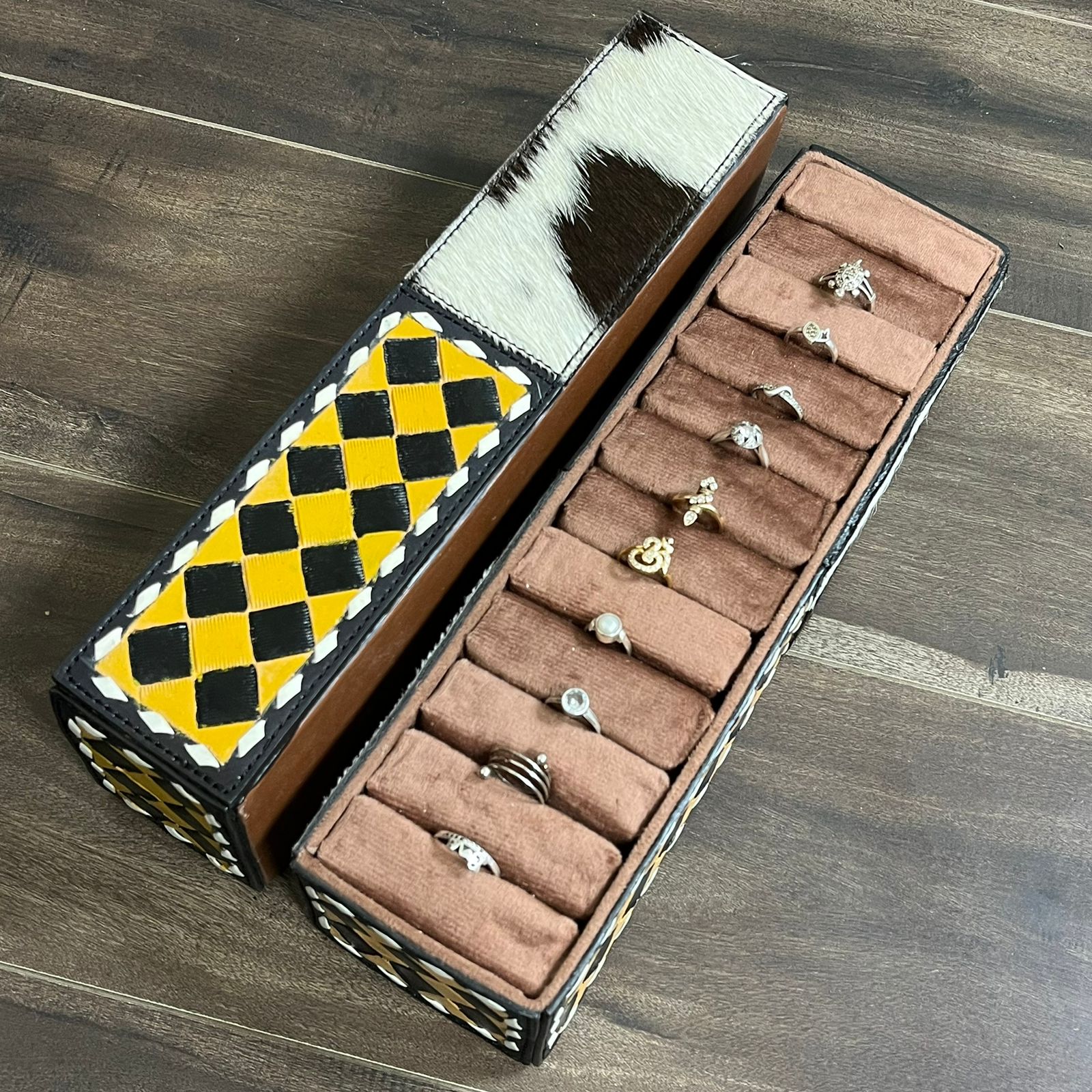 ลายตารางหมากรุกสีดำและสีแทน