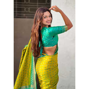 ผ้าไหมเนื้อนุ่มสีเขียวเมห์นดี ยี่ห้ออีลิท วีฟส์  ปักลายซารีแบบปาโตลา พร้อมลายแบนดานีแบบตัดกัน  ชุดราตรีสุดหรู น้ำหนัก 650 กรัม - Product Image 3