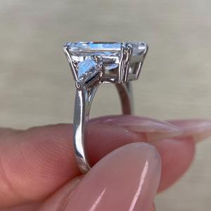 Anillo de compromiso de diamante de 5.50 quilates con corte radiante alargado, cultivado en laboratorio, con tres piedras y cortes laterales en forma de cometa, oro blanco de 14K, certificado IGI - Product Image 1
