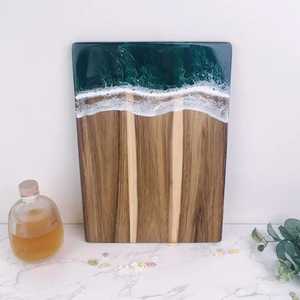 Planche de service ronde artisanale en résine et bois d'acacia, motif vague marine bleue, plateau à charcuterie circulaire en époxy, cadeau - Product Image 1
