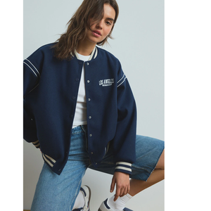 Veste universitaire bleue personnalisée OEM de style High Street pour femmes manteau bombardier d'hiver pour collège avec lettre brodée sur l'épaule - Product Image 3