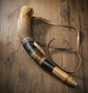 Corne de buffle naturelle polie éco-responsable ILAHI, forme naturelle, avec sangles en cuir, style religieux Feng Shui - Product Image 1