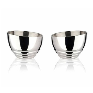 Moderna frutera de metal pulido grueso con base perforada - Product Image 1