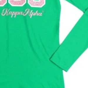 Camiseta gráfica de manga larga verde esmeralda con estampado de números rosas, cuello redondo, informal, de algodón, para mujer, top de moda, ropa diaria de primavera - Product Image 3