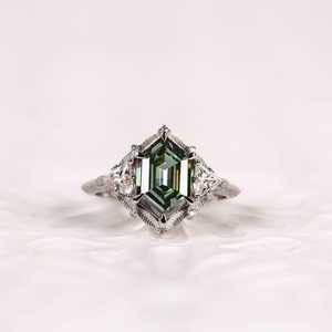 Anillo de Sello de Moissanita Verde de Corte Hexagonal de 3CT Inspirado en la Naturaleza, Plata 925, Estilo Moderno, Regalo para Aniversario, Fiesta, Amuletos - Product Image 3
